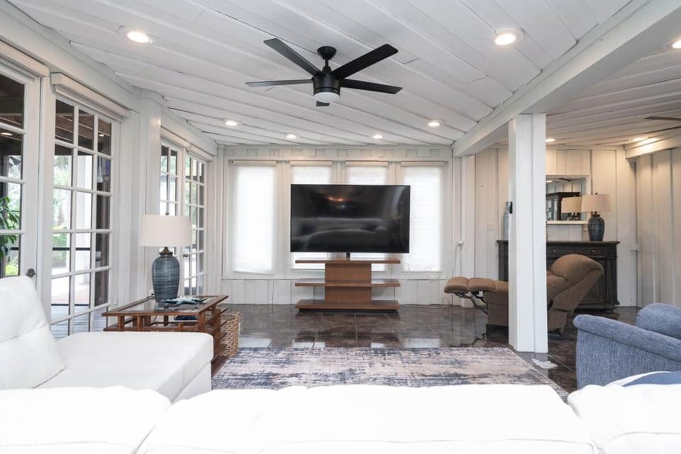 Huge Waterfront Mini-Resort w Gym, Dock & Pool Villa in Tampa
