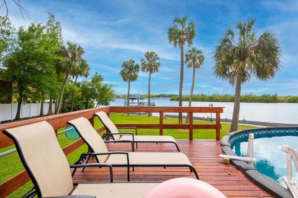 Huge Waterfront Mini-Resort w Gym, Dock & Pool Villa in Tampa