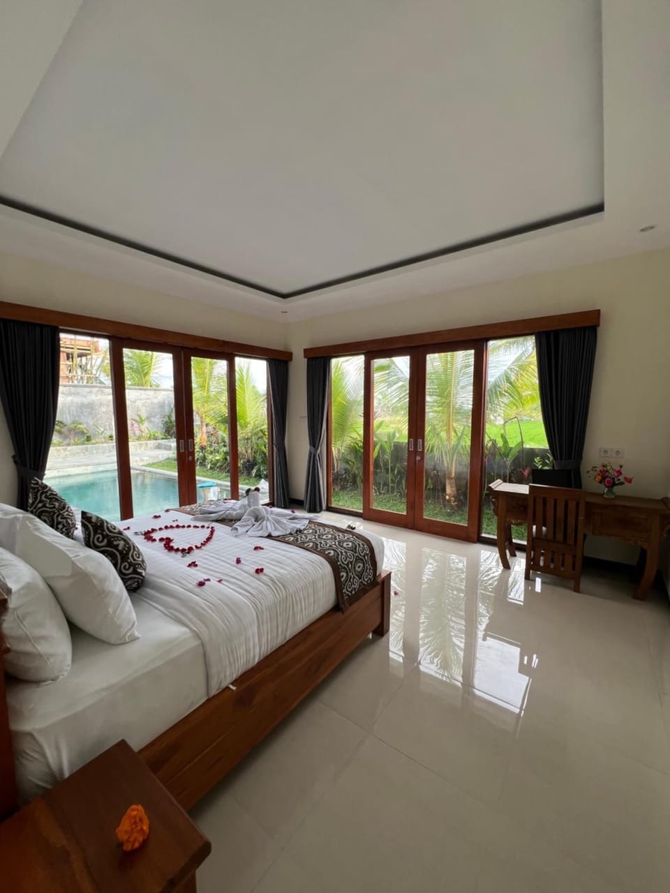 Photo of the whole room, Bedroom