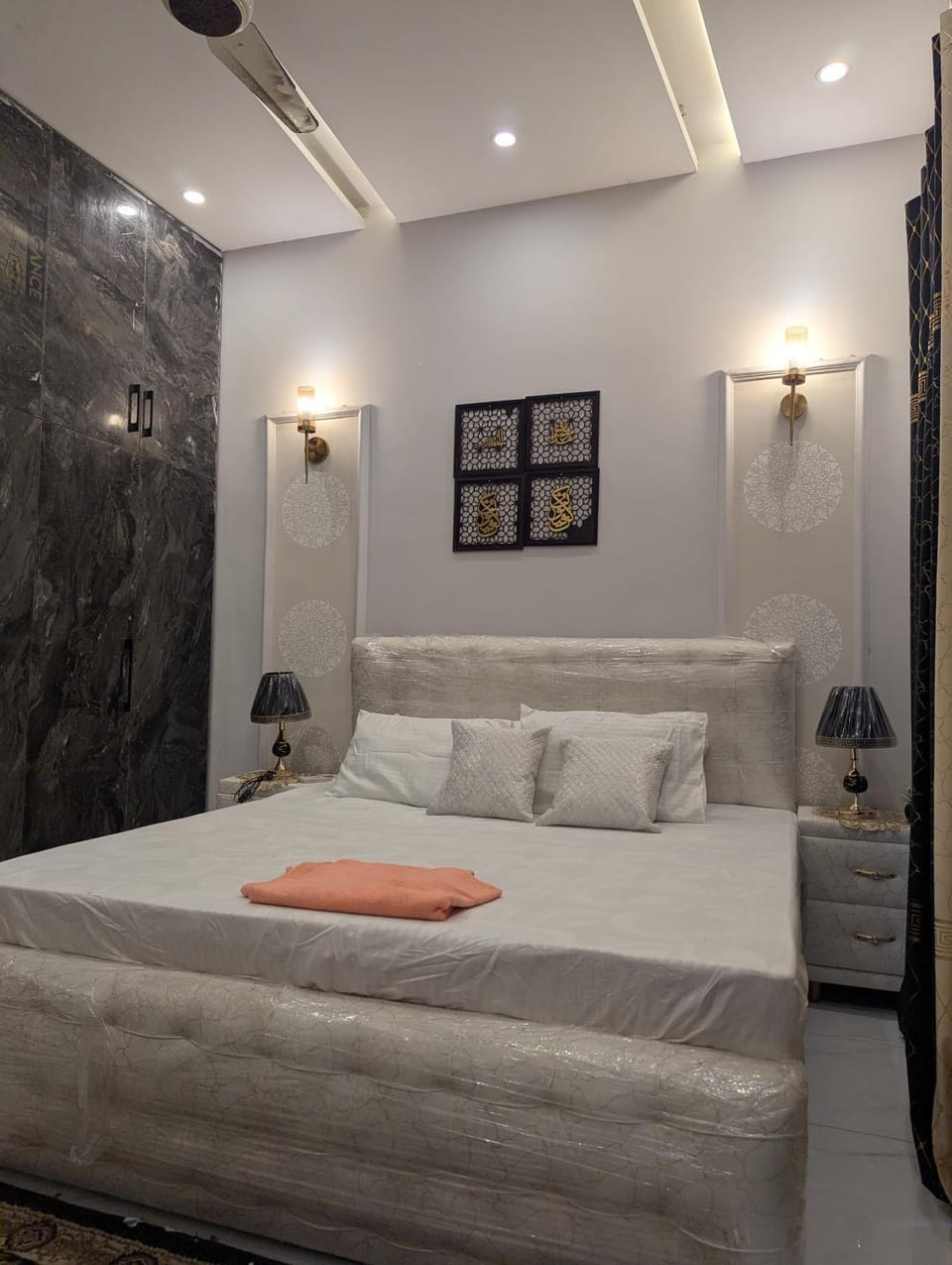 Bed, Photo of the whole room, Bedroom, towels