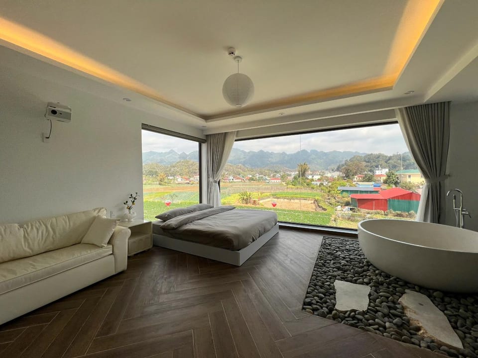 Bedroom, Mountain view