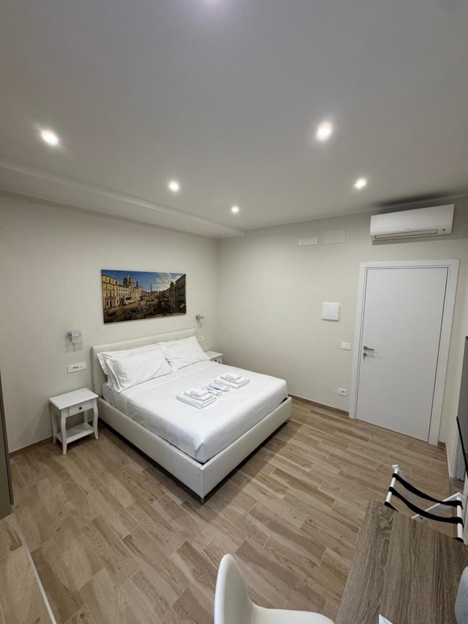 Bed, Photo of the whole room, Bedroom, air conditioner
