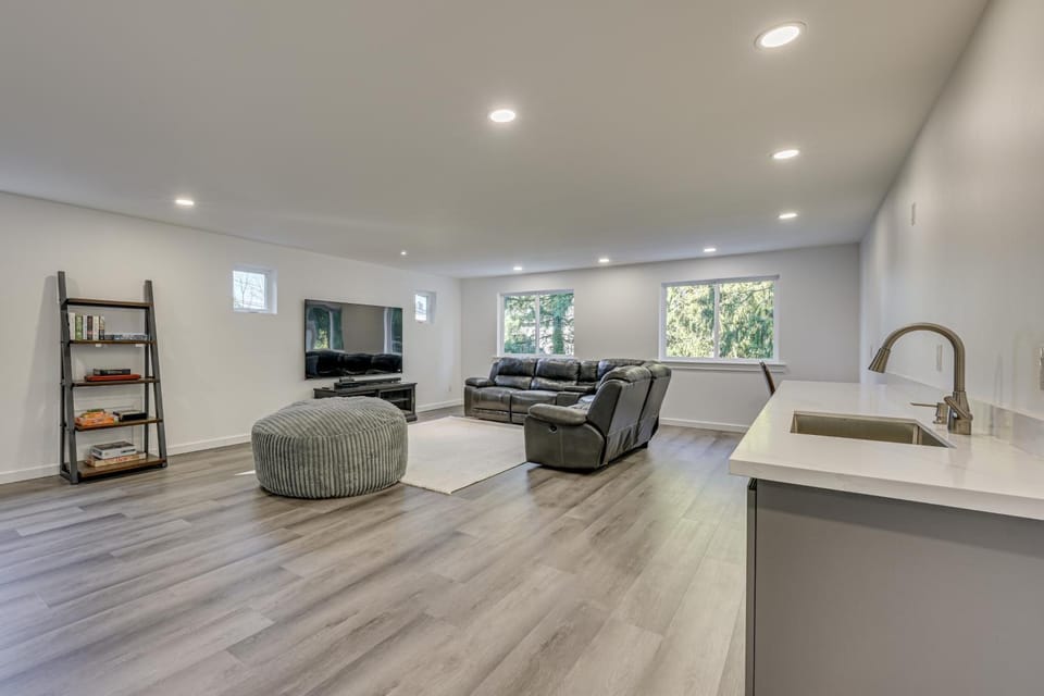 Waterfront Patio! Stylish Family Home in Everett House in Paine Lake Stickney