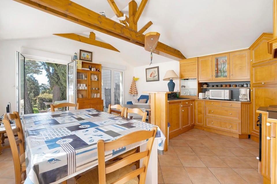 Property building, Kitchen or kitchenette, Living room