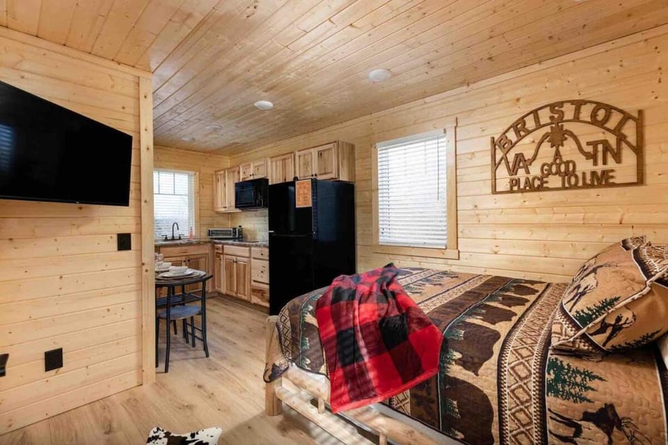 Unique Cabin studio in Heart of the tri cities Cabin in Bristol