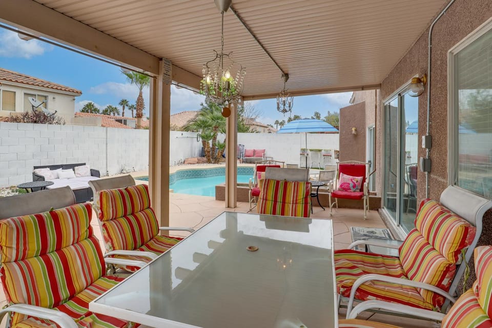 Outdoor Kitchen, Fire Pit, More! Las Vegas Getaway House in Silverado Ranch