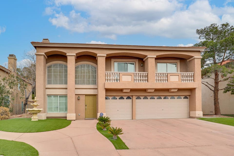 Outdoor Kitchen, Fire Pit, More! Las Vegas Getaway House in Silverado Ranch