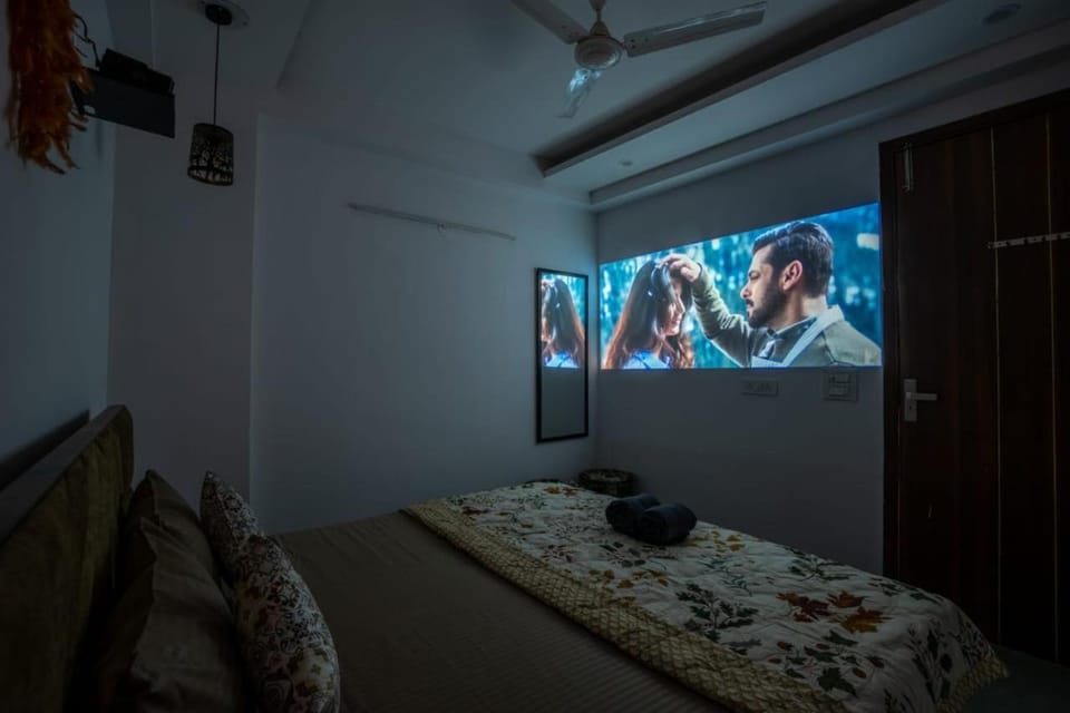 Projector Couple Friendly 1bhk Aashiyana Apartment in New Delhi