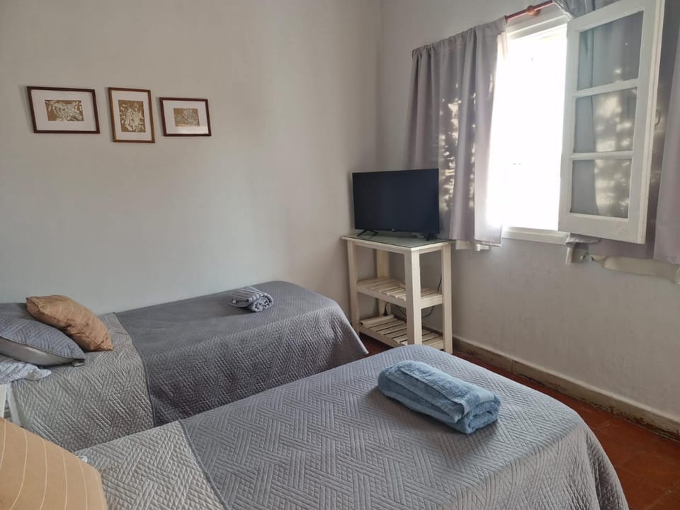 Bed, TV and multimedia, Bedroom