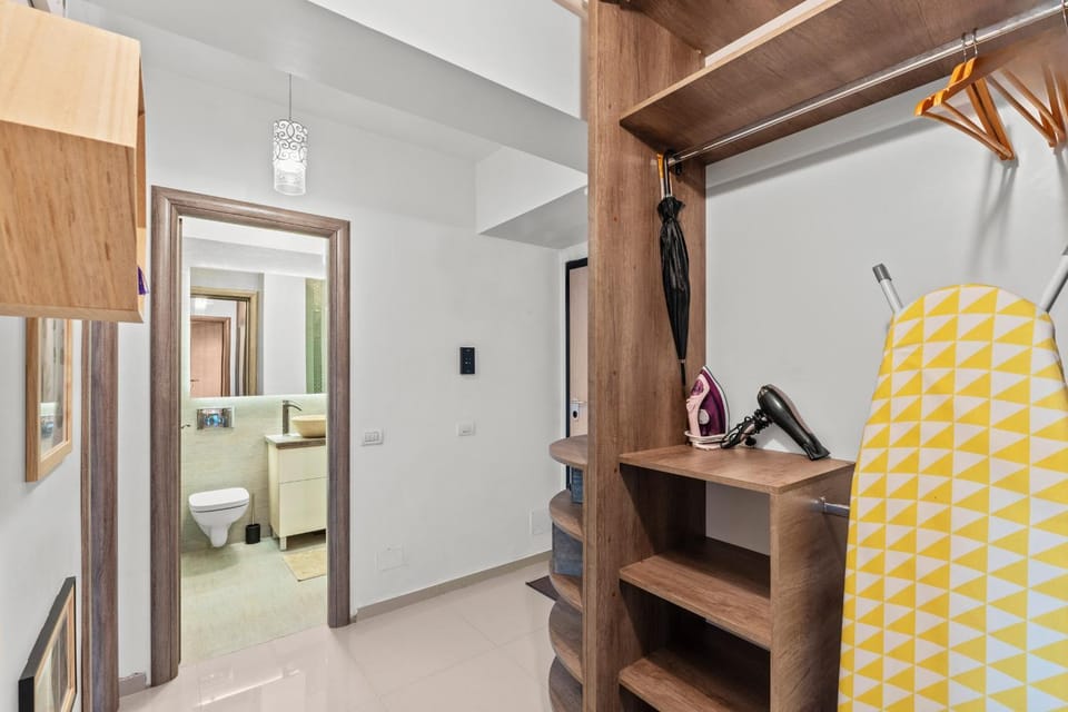 Bathroom, TV and multimedia, hair dresser