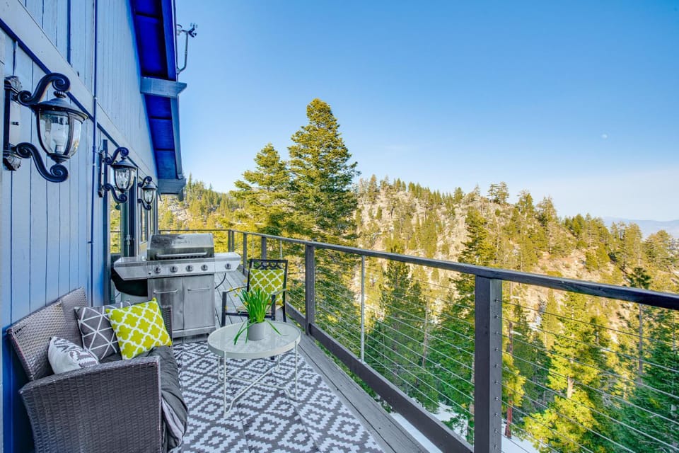 Modern Heavenly Ski Resort Mountain-Top Retreat House in Kingsbury
