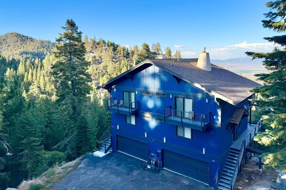 Modern Heavenly Ski Resort Mountain-Top Retreat House in Kingsbury