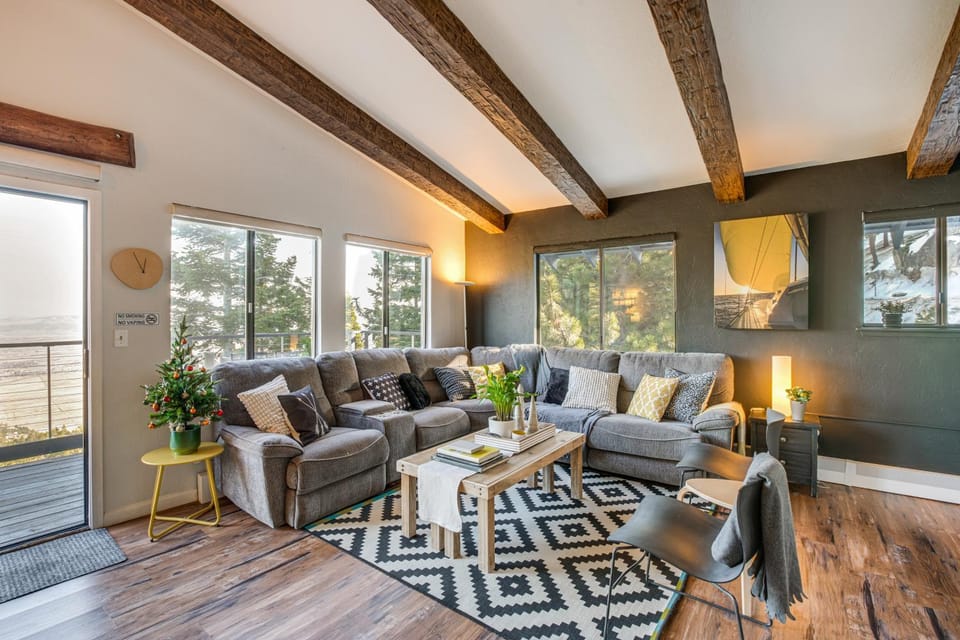 Modern Heavenly Ski Resort Mountain-Top Retreat House in Kingsbury
