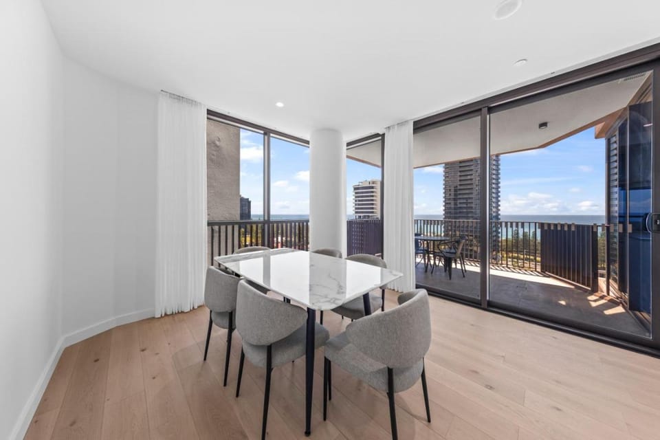 Family Friendly 3Bed Apartment with Ocean Views Apartment in Mermaid Beach