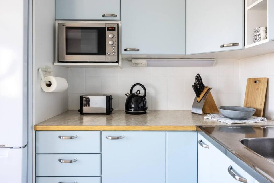 Coffee/tea facilities, Kitchen or kitchenette, stove, toaster