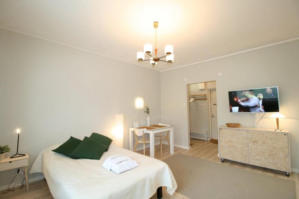 Bed, TV and multimedia, Photo of the whole room, Bedroom
