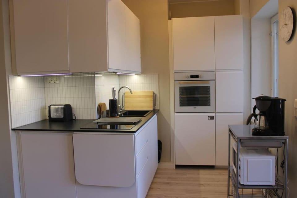 Coffee/tea facilities, Kitchen or kitchenette, dishwasher, oven, stove, toaster
