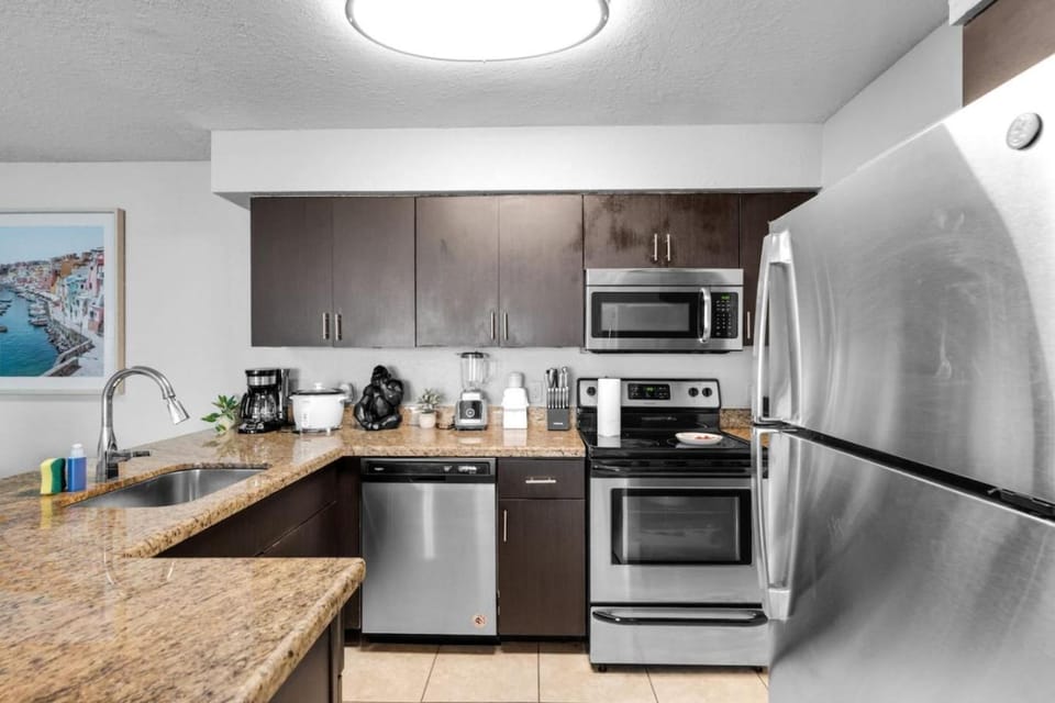 Bright 2 BR FLL Gem with Balcony and Free Parking Apartment in Pompano Beach