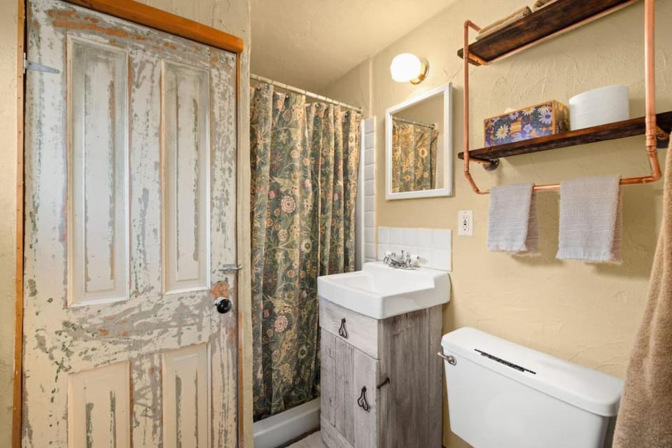 The Stagecoach Residences Casita Walk to Downtown House in Golden