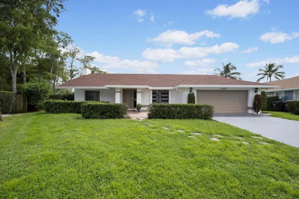 Private Pool Home in Wellington Near Equestrian Venues Sleeps 8 with King Suite House in Wellington