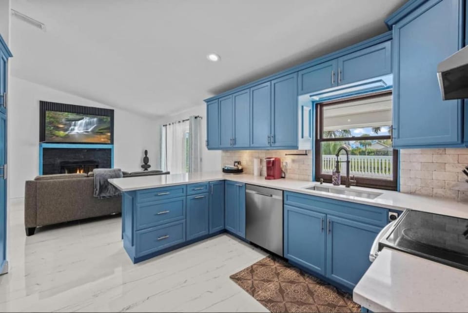 Private Pool Home in Wellington Near Equestrian Venues Sleeps 8 with King Suite House in Wellington