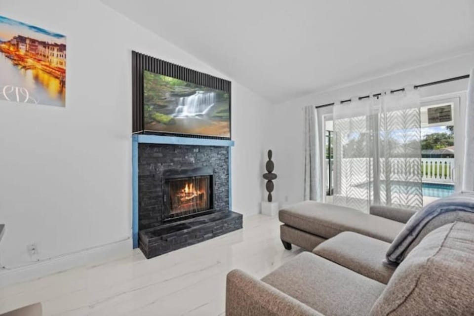 Private Pool Home in Wellington Near Equestrian Venues Sleeps 8 with King Suite House in Wellington