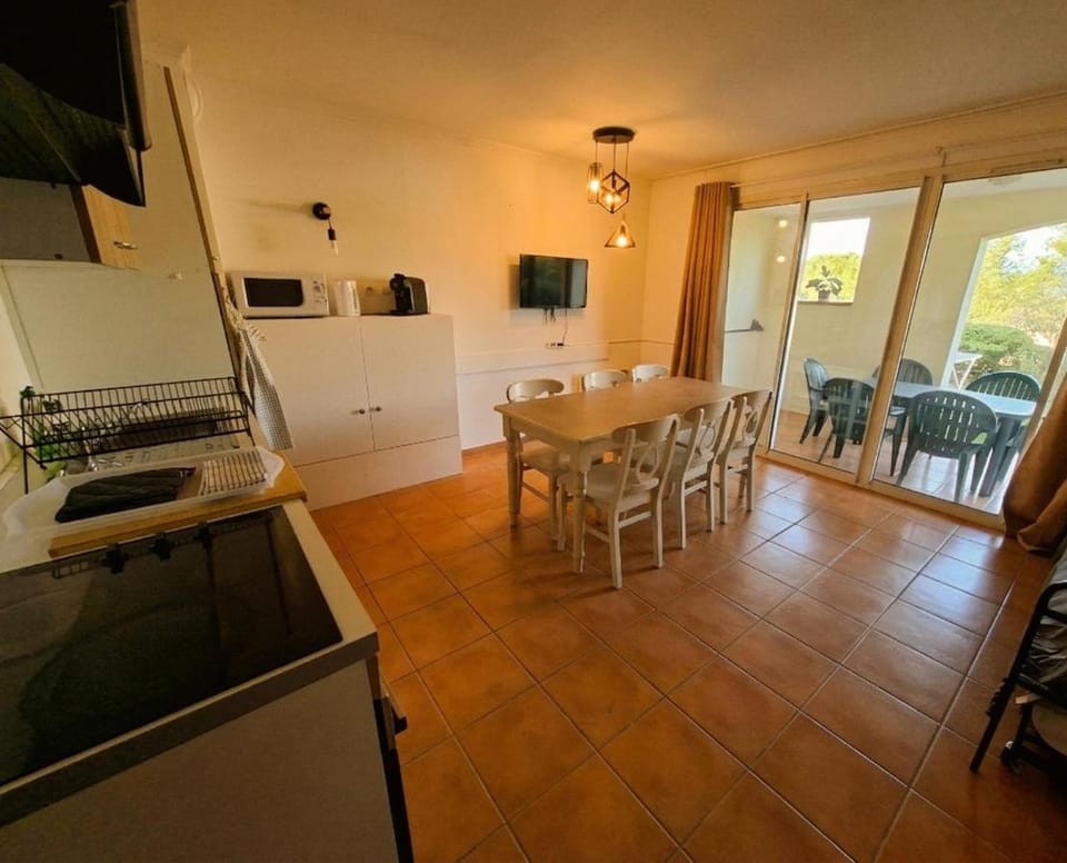 Communal lounge/ TV room, TV and multimedia, Kitchen or kitchenette, Living room, Dining area, stove