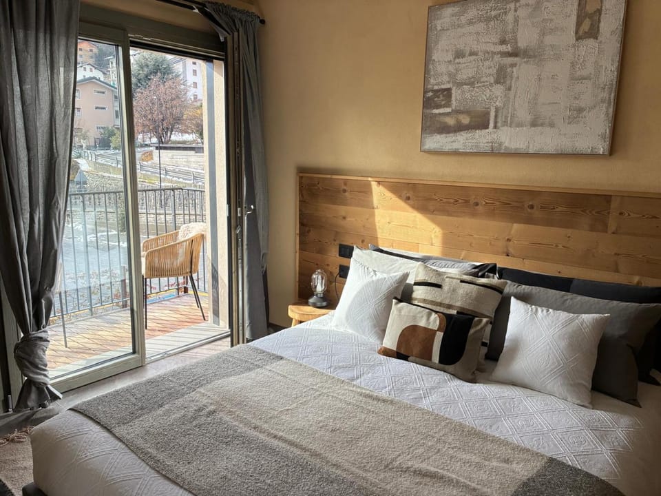 Bed, Balcony/Terrace, Photo of the whole room, Inner courtyard view