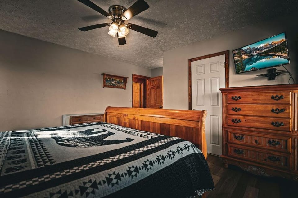 Mountain Views! 7BR Gatlinburg Cabin w HT & Games! Cabin in Gatlinburg