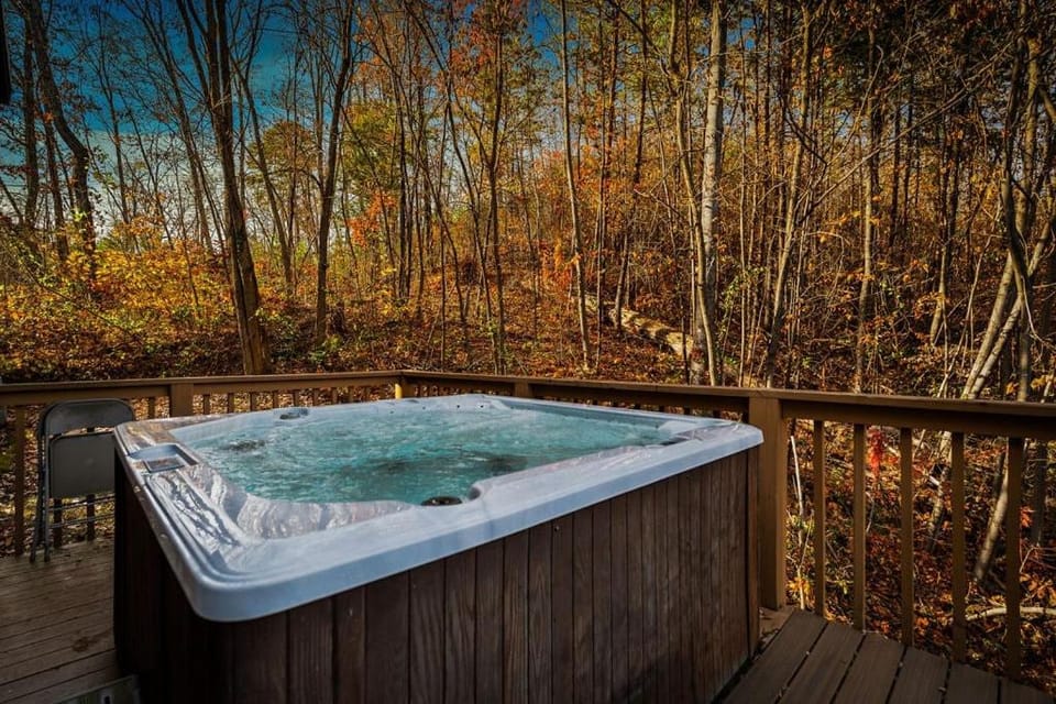 Mountain Views! 7BR Gatlinburg Cabin w HT & Games! Cabin in Gatlinburg
