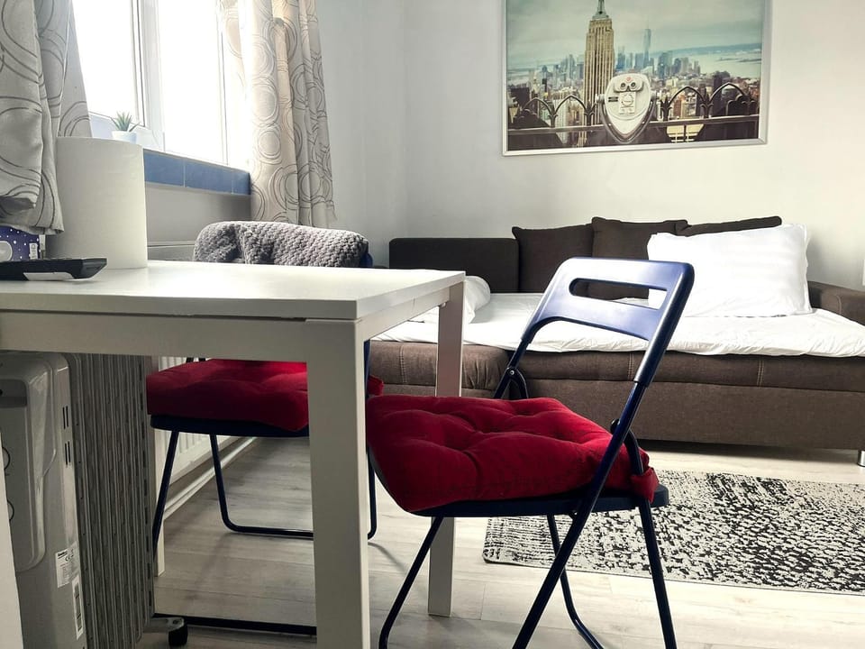 Bed, Living room, Photo of the whole room, Seating area, Dining area, Bedroom, air conditioner