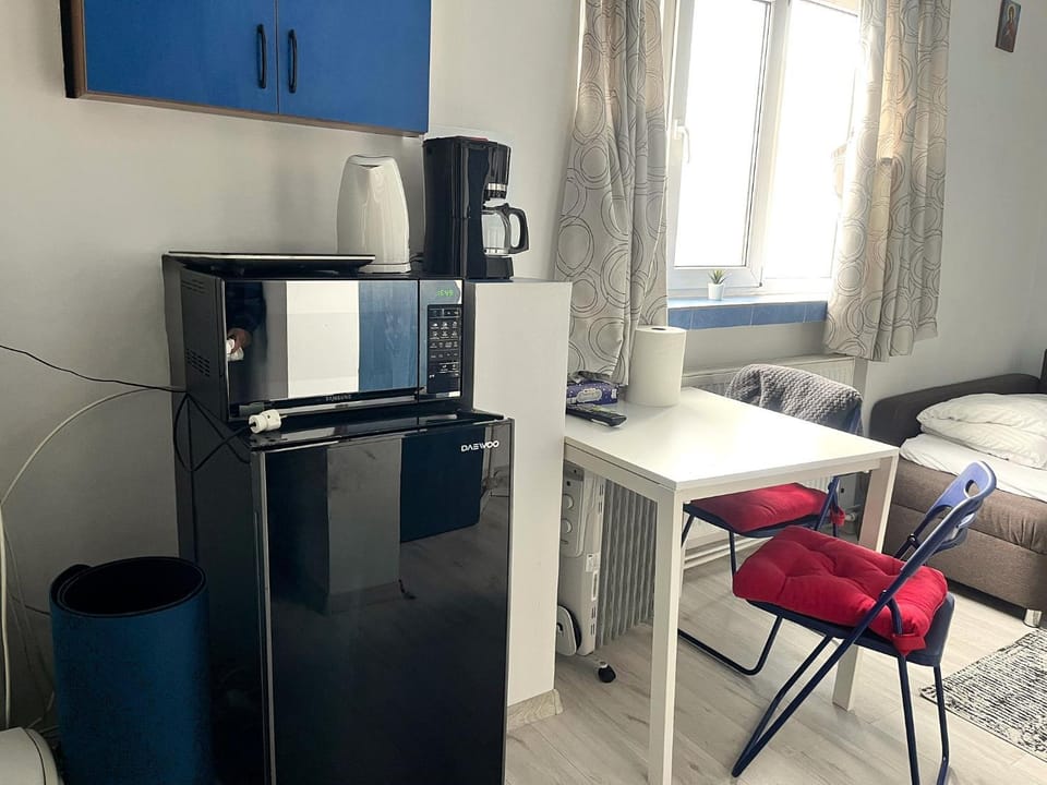 Bed, Coffee/tea facilities, Kitchen or kitchenette, Dining area, Bedroom, microwave