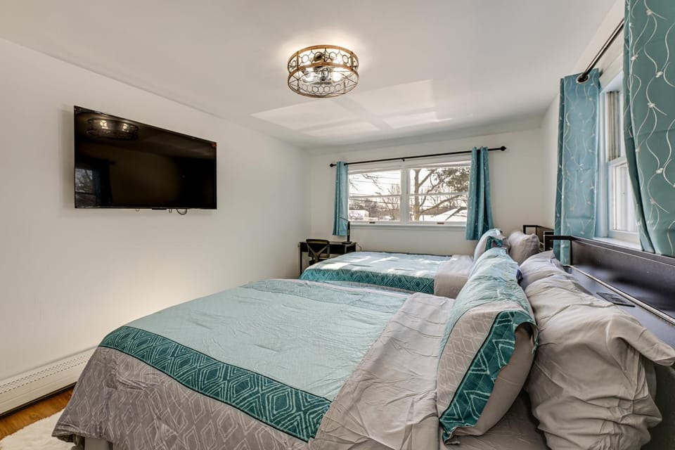 Easy Transit to NYC! Sleek North Shore Hideaway House in South Huntington