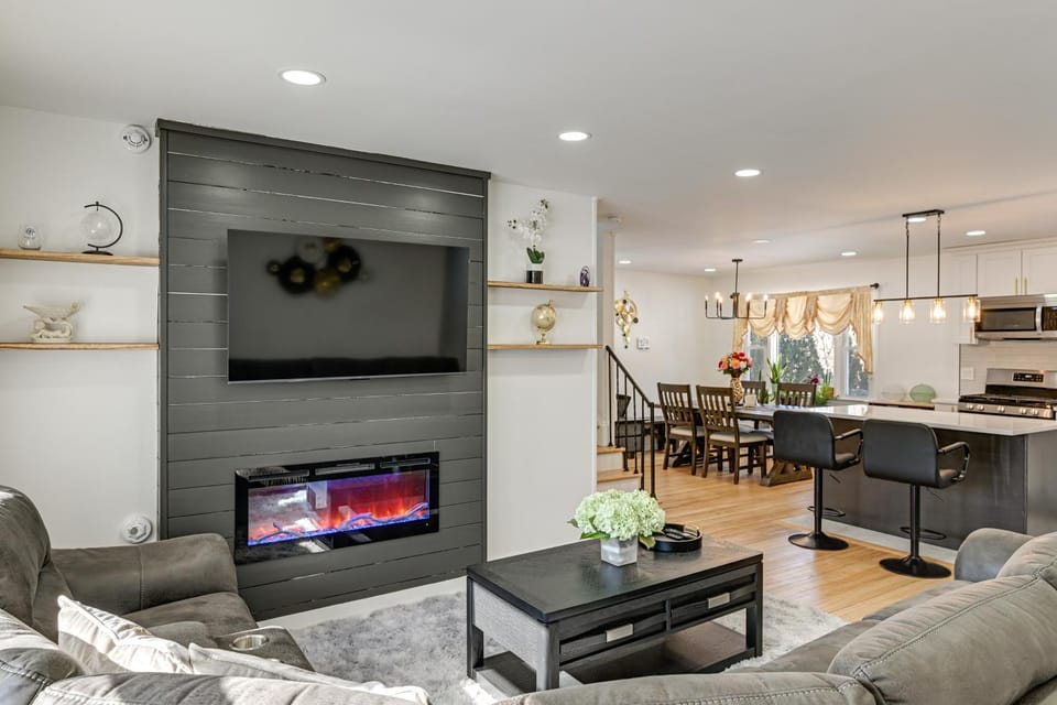 Easy Transit to NYC! Sleek North Shore Hideaway House in South Huntington