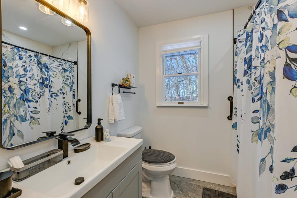 Easy Transit to NYC! Sleek North Shore Hideaway House in South Huntington