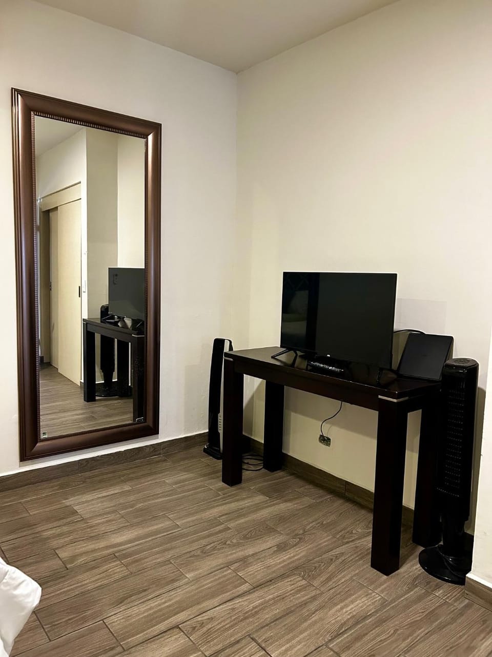 TV and multimedia, Photo of the whole room, Bedroom