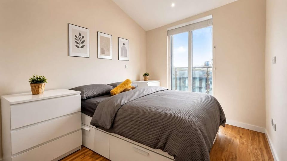 Modern 2-Bed City Living with Private Balcony Apartment in Salford