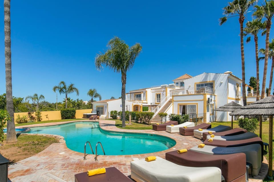 Property building, Patio, Spring, Day, Natural landscape, Garden, Garden view, Pool view, Swimming pool, sunbed