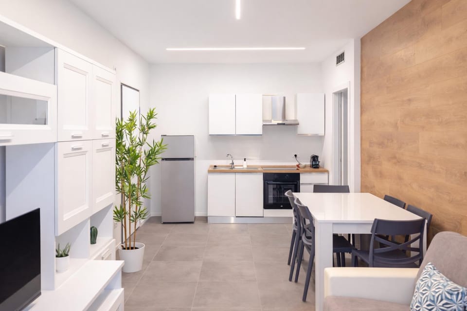 TV and multimedia, Kitchen or kitchenette, Living room, Seating area, Dining area, oven, stove