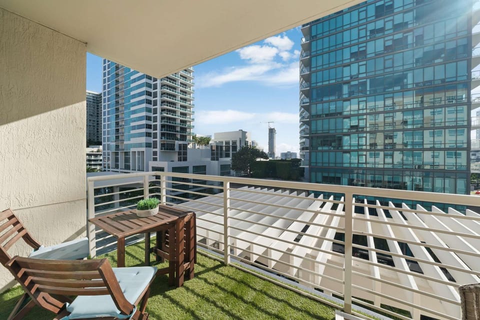 Midtown Rouge- Condo with City Views Pool & Gym Apartment in Miami