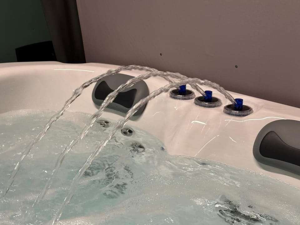 Romantic getaway with private hot tub Apartment in Belfast