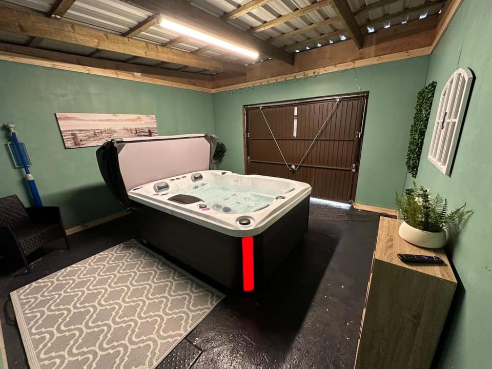 Romantic getaway with private hot tub Apartment in Belfast