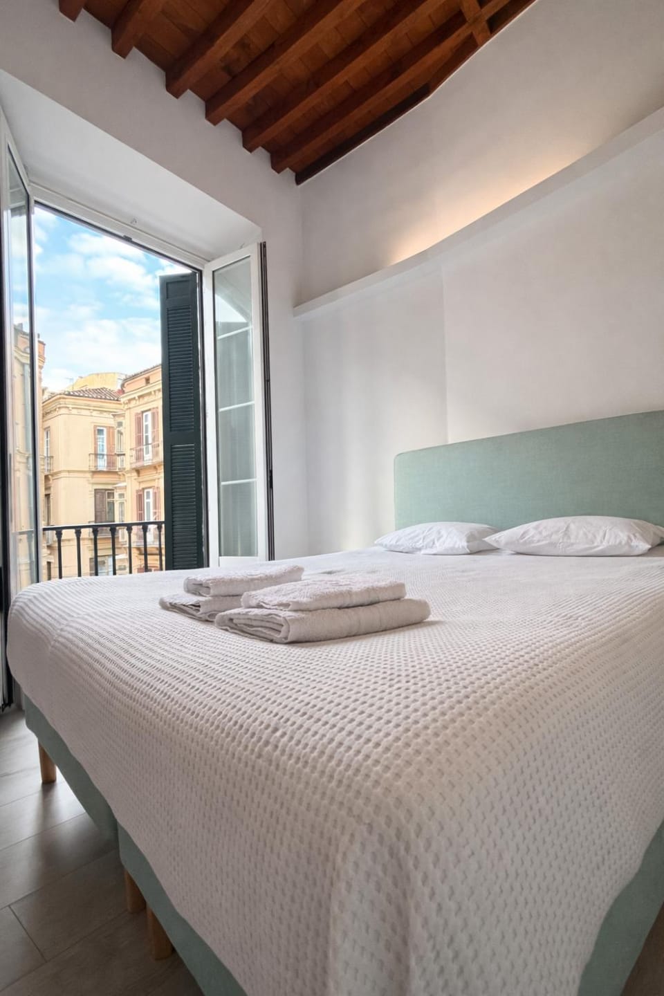 Bed, Photo of the whole room, Bedroom, towels