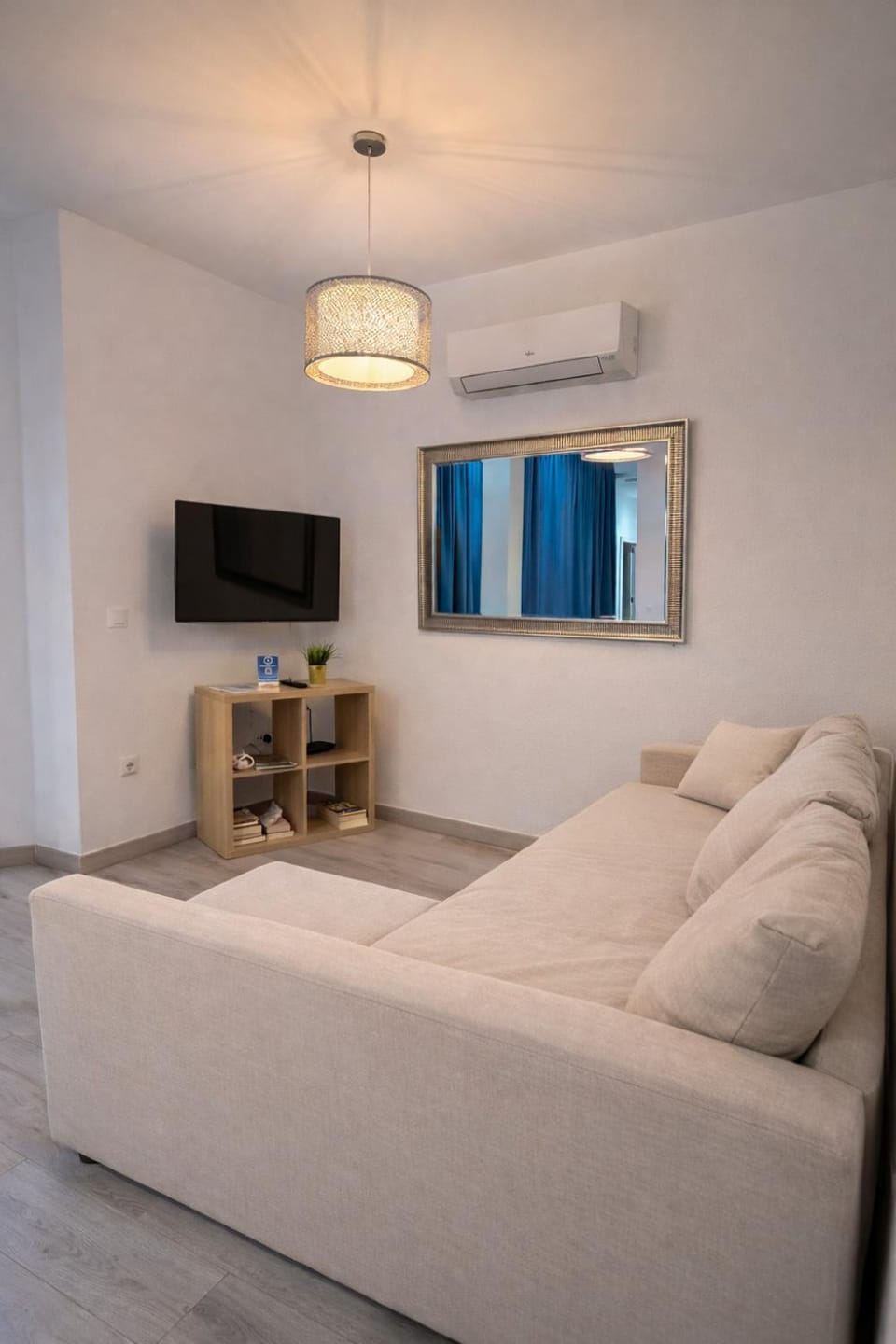 Communal lounge/ TV room, Bed, TV and multimedia, Living room, Seating area, Evening entertainment, air conditioner