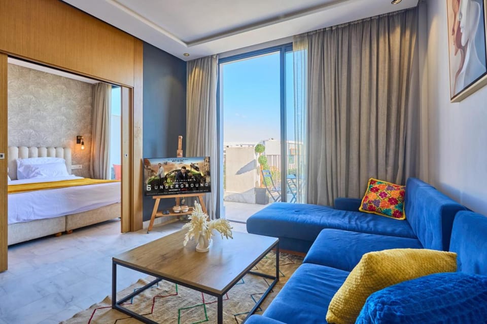 Bed, Natural landscape, TV and multimedia, View (from property/room), Balcony/Terrace, Living room, Photo of the whole room, Seating area, Bedroom, Mountain view
