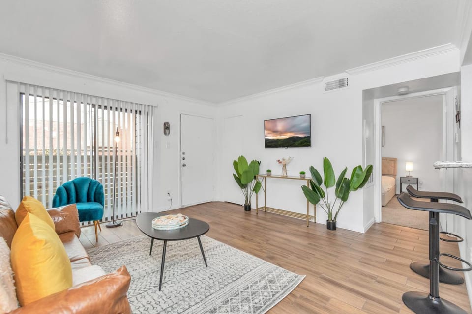 TV and multimedia, Living room, Seating area, Evening entertainment