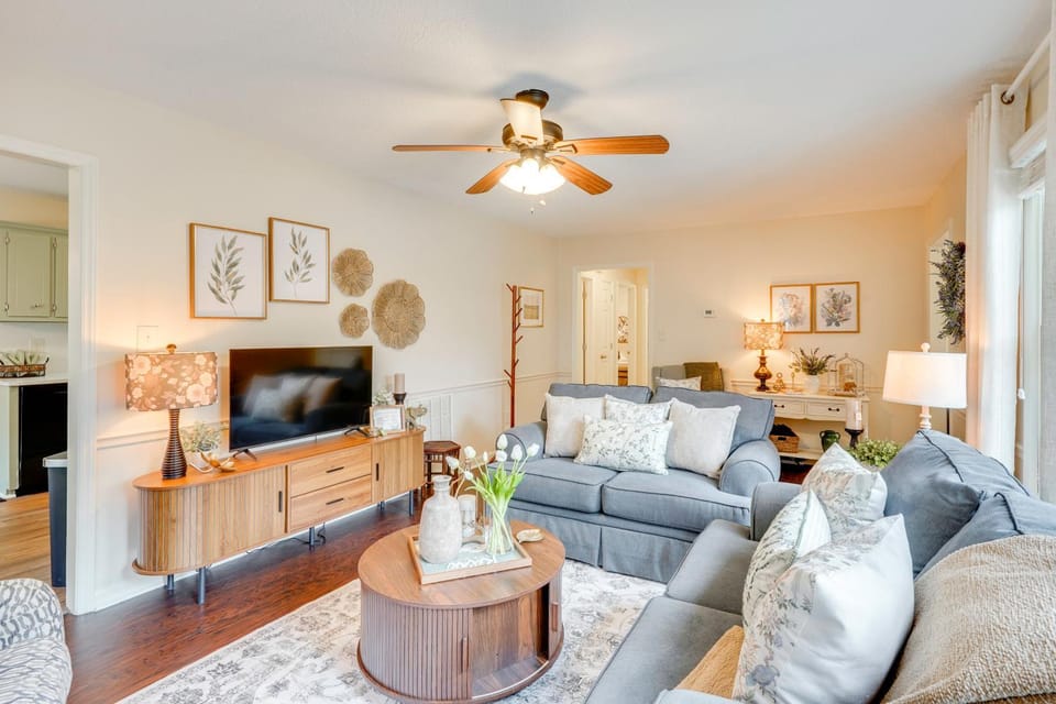 'Petals & Pillows Getaway' 1 Mi to Dtwn Wendell! House in North Carolina