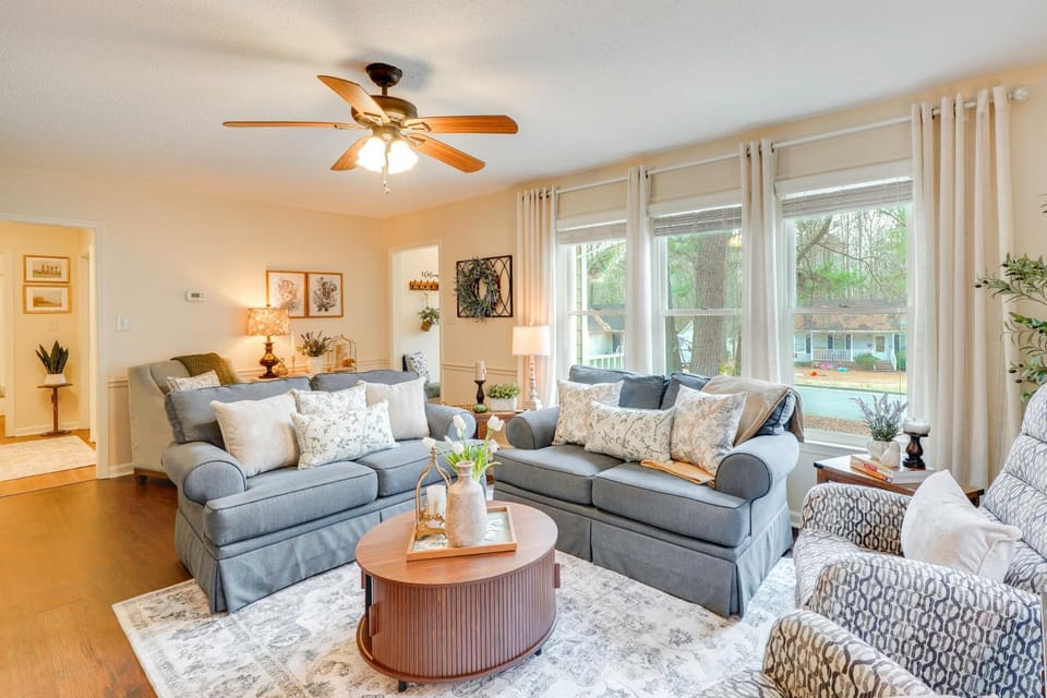 'Petals & Pillows Getaway' 1 Mi to Dtwn Wendell! House in North Carolina
