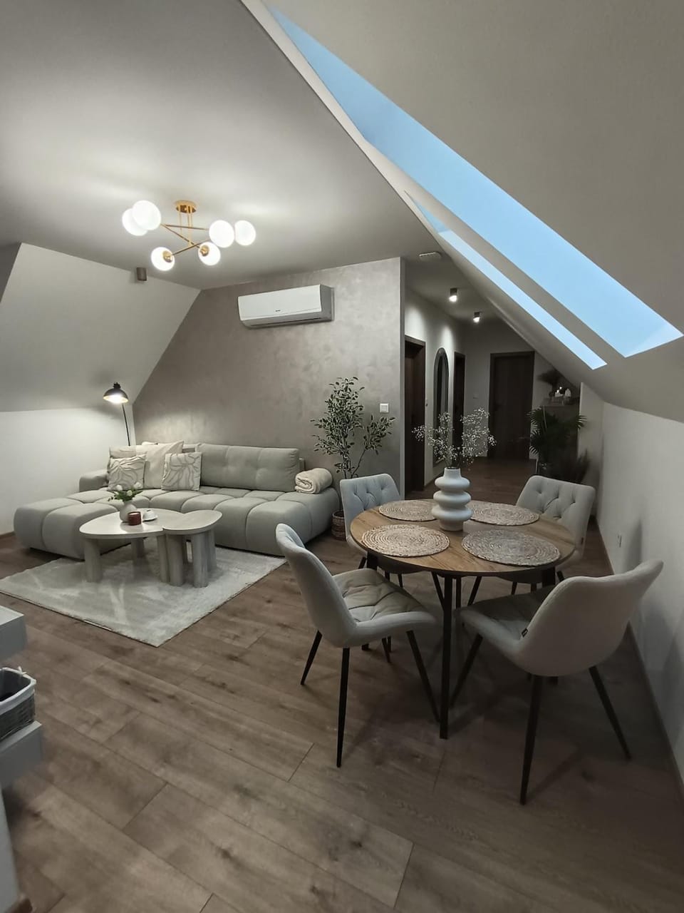 Living room, Seating area, Dining area, fireplace