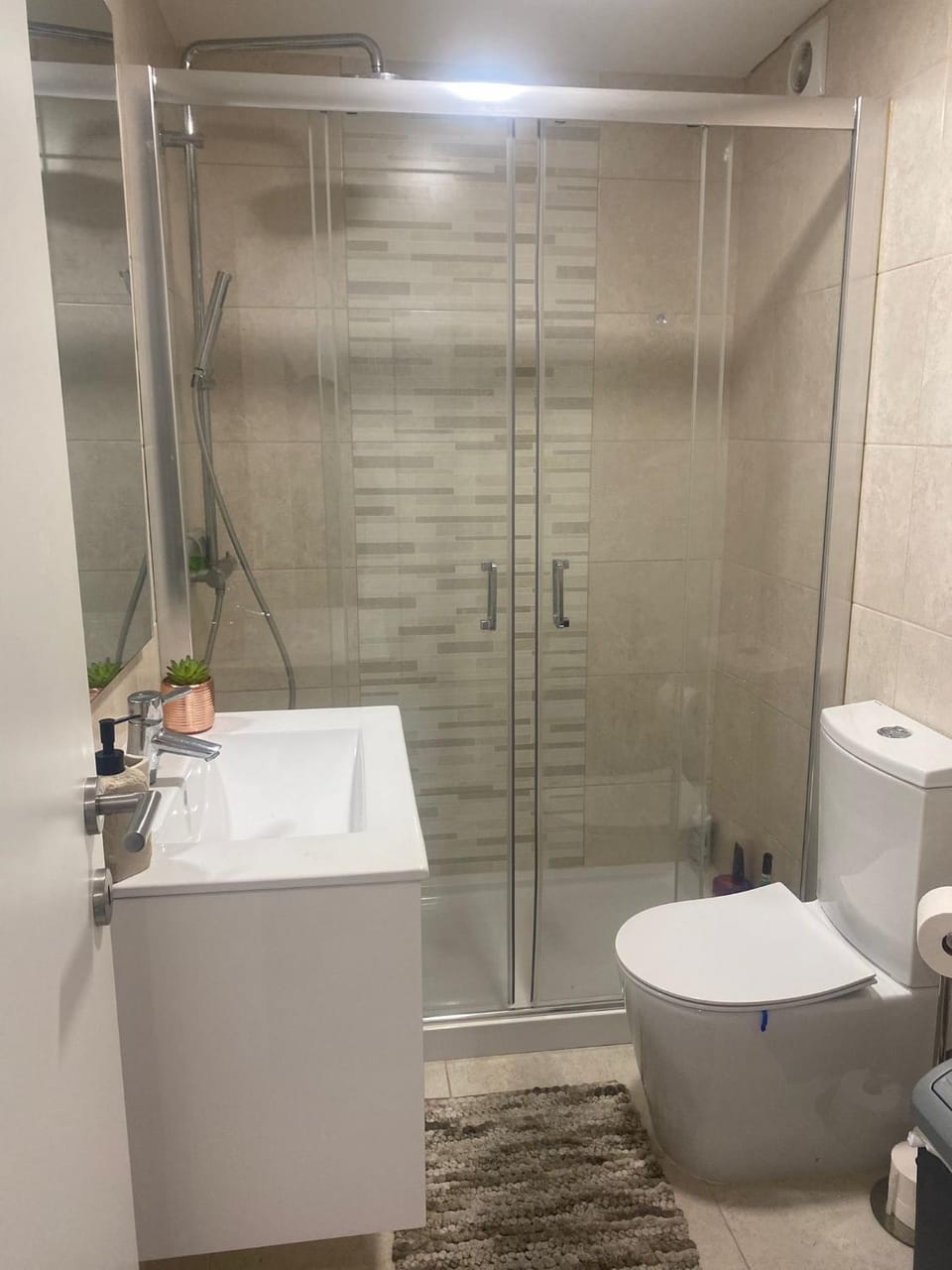Shower, Toilet, Bathroom, towels